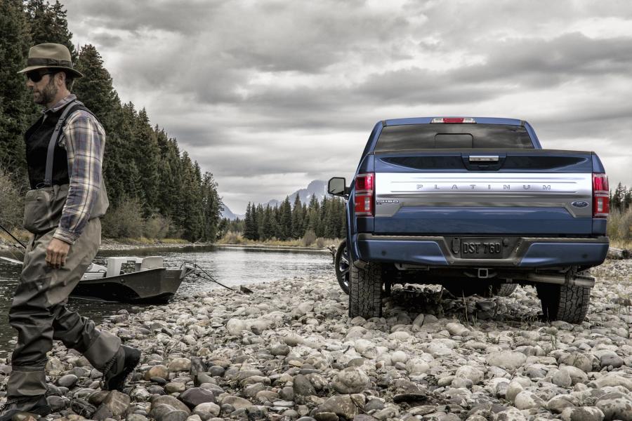  Ford F-150 Platinum SuperCrew 2017 года  (фото 1 из 6)